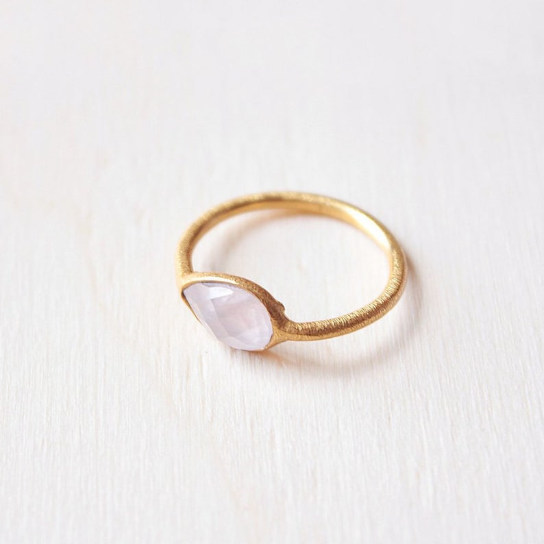 Rose quartz gemstone ring, oval-shaped 18K gold-plated ring
