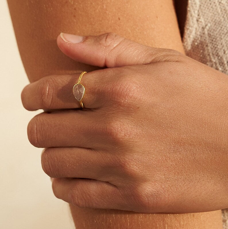 Rose quartz gemstone ring, oval-shaped 18K gold-plated ring