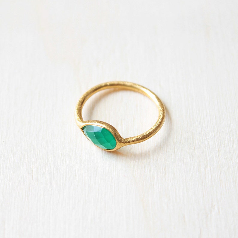 Rose quartz gemstone ring, oval-shaped 18K gold-plated ring