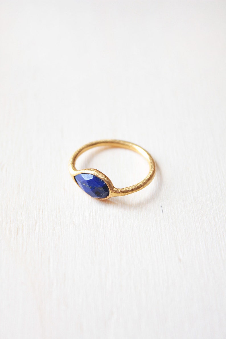 Rose quartz gemstone ring, oval-shaped 18K gold-plated ring