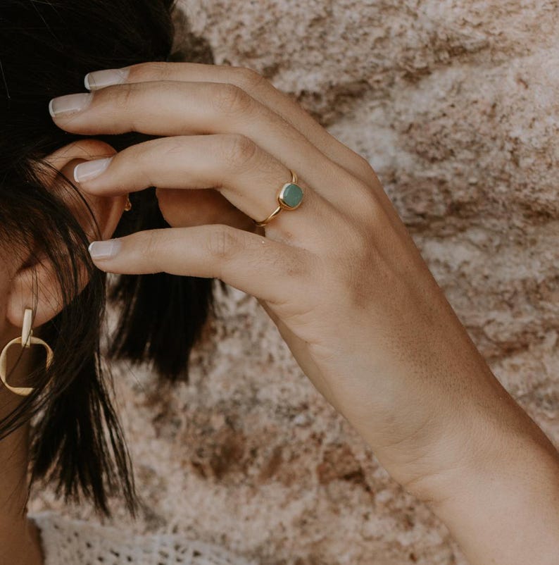 18K gold-plated brass ring featuring a square gemstone—available in rose quartz, green aventurine, or aquamarine