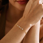 Exquisite floral diamond bracelet, minimalist flower design, available in gold or silver, adjustable (16+3 cm)