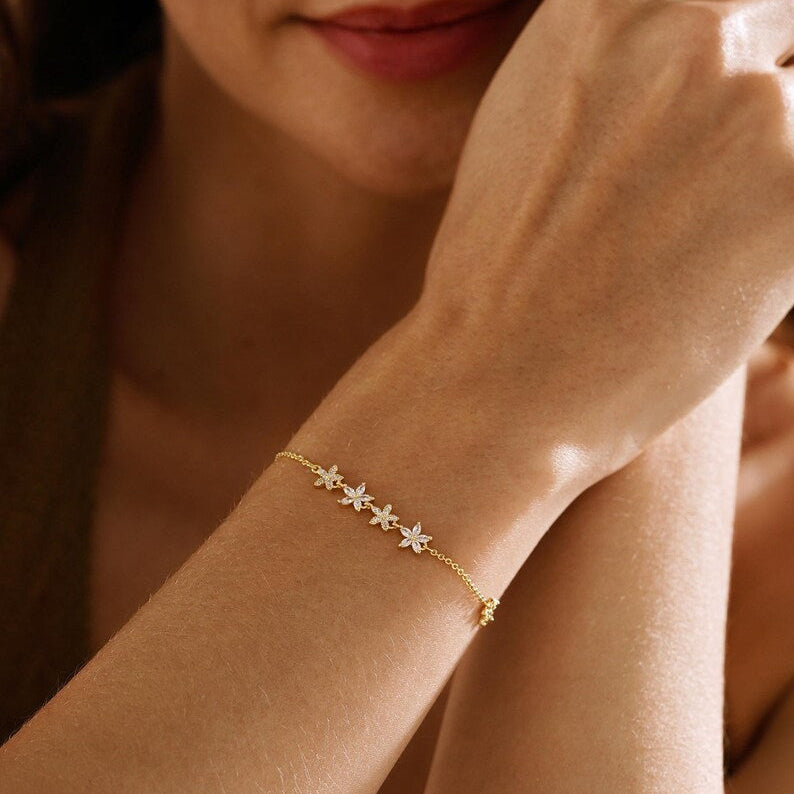 Exquisite floral diamond bracelet, minimalist flower design, available in gold or silver, adjustable (16+3 cm)