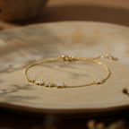 Exquisite floral diamond bracelet, minimalist flower design, available in gold or silver, adjustable (16+3 cm)