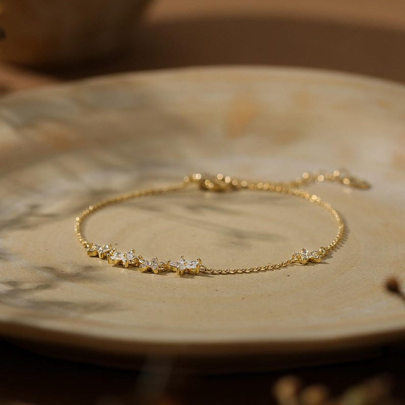 Exquisite floral diamond bracelet, minimalist flower design, available in gold or silver, adjustable (16+3 cm)