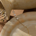 Exquisite floral diamond bracelet, minimalist flower design, available in gold or silver, adjustable (16+3 cm)