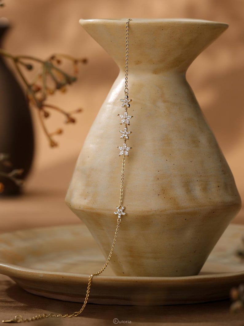 Exquisite floral diamond bracelet, minimalist flower design, available in gold or silver, adjustable (16+3 cm)