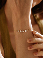 Exquisite floral diamond bracelet, minimalist flower design, available in gold or silver, adjustable (16+3 cm)