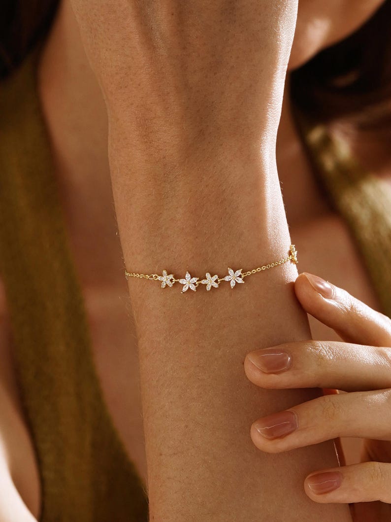 Exquisite floral diamond bracelet, minimalist flower design, available in gold or silver, adjustable (16+3 cm)
