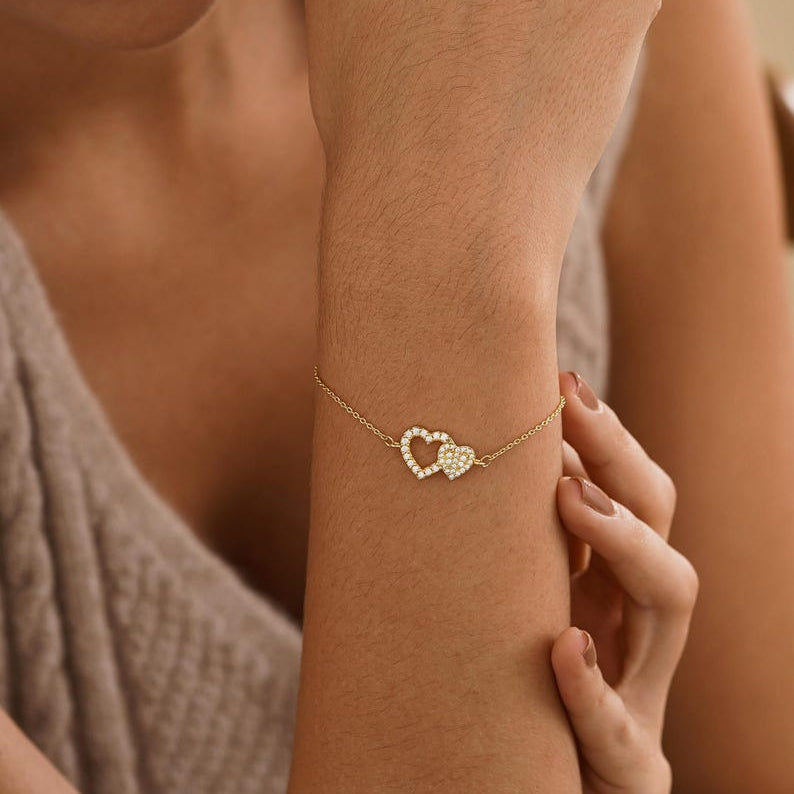 Exquisite heart-shaped diamond bracelet, minimalist pavé-set heart bracelet, adjustable, available in gold/silver tones