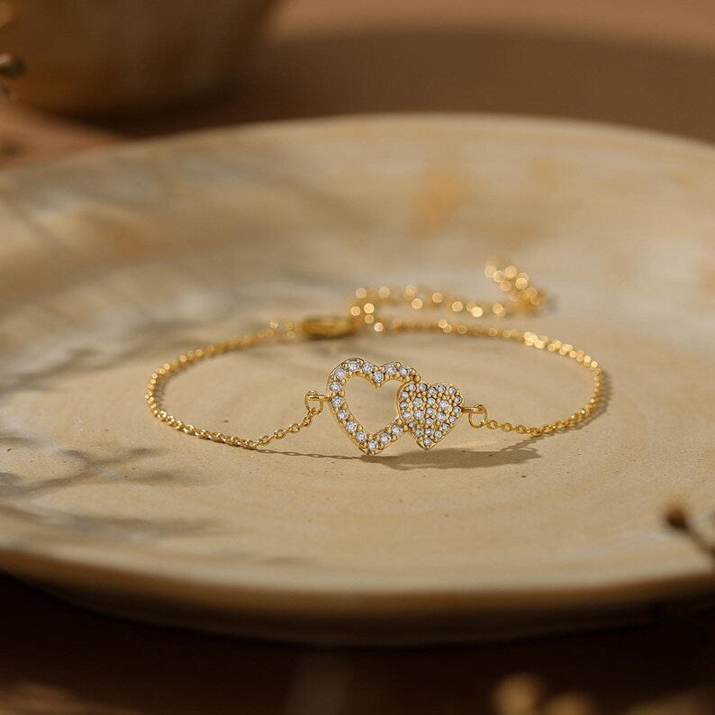 Exquisite heart-shaped diamond bracelet, minimalist pavé-set heart bracelet, adjustable, available in gold/silver tones