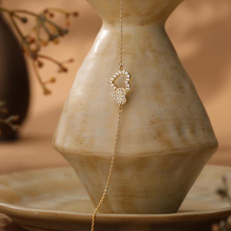 Exquisite heart-shaped diamond bracelet, minimalist pavé-set heart bracelet, adjustable, available in gold/silver tones