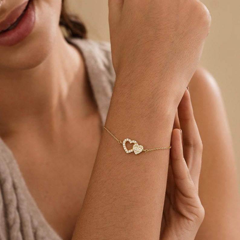 Exquisite heart-shaped diamond bracelet, minimalist pavé-set heart bracelet, adjustable, available in gold/silver tones