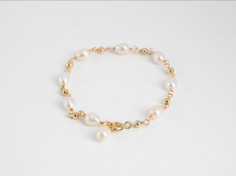 Handmade 14K gold-filled bracelet with natural baroque freshwater pearls (5–6mm, 17cm)
