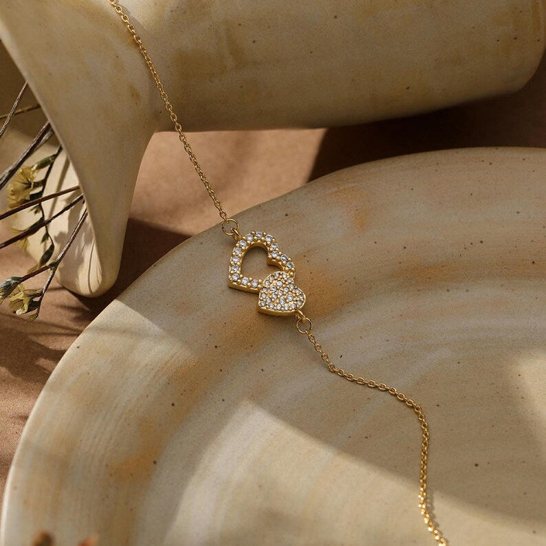 Exquisite heart-shaped diamond bracelet, minimalist pavé-set heart bracelet, adjustable, available in gold/silver tones