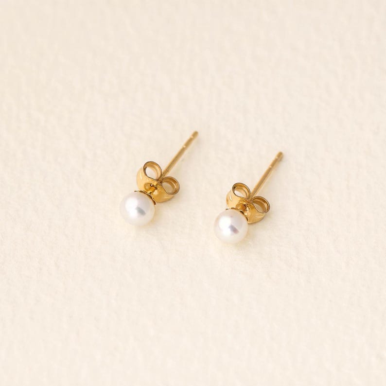 Women's 14K Solid Gold Freshwater Pearl Stud Earrings – Minimalist Design with Aurora-like Luster